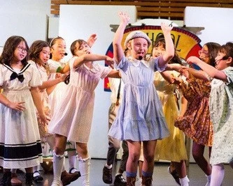 Cast of The Hundred Dresses on stage